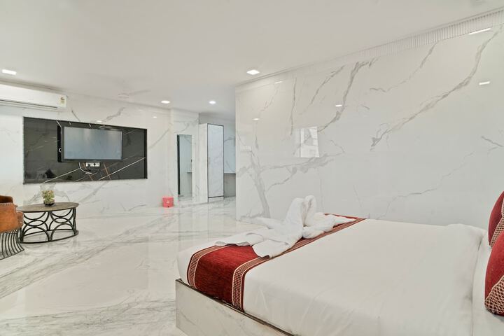 Room 6 of 18