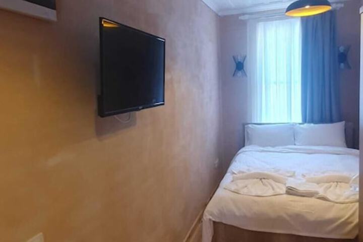 Room 3 of 32