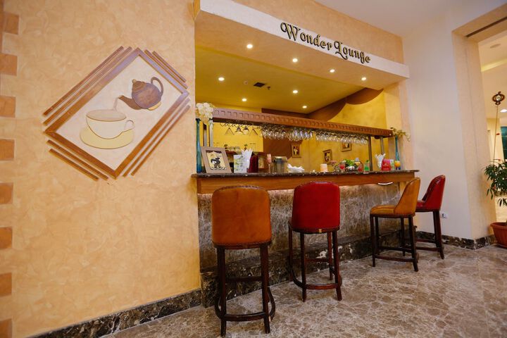 Lounge 90 of 102