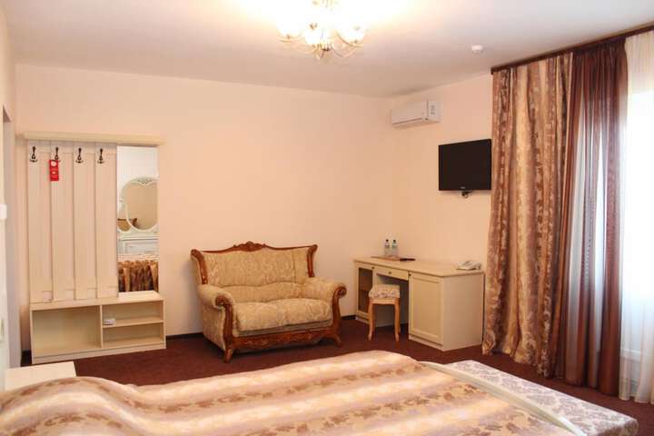 Room 13 of 37
