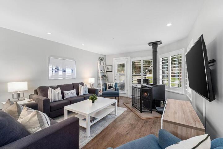 Photo of 2BR in Snowberry Wood Burning Fireplace, Modern Finishes, Parking, Ski Hill Shuttle