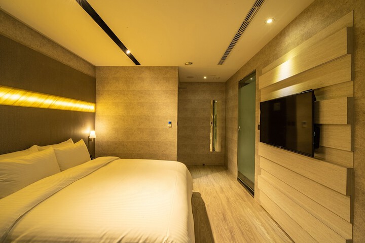 Room 11 of 32