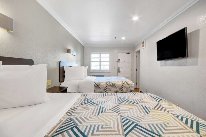 1 Queen Bed (4 of 17)