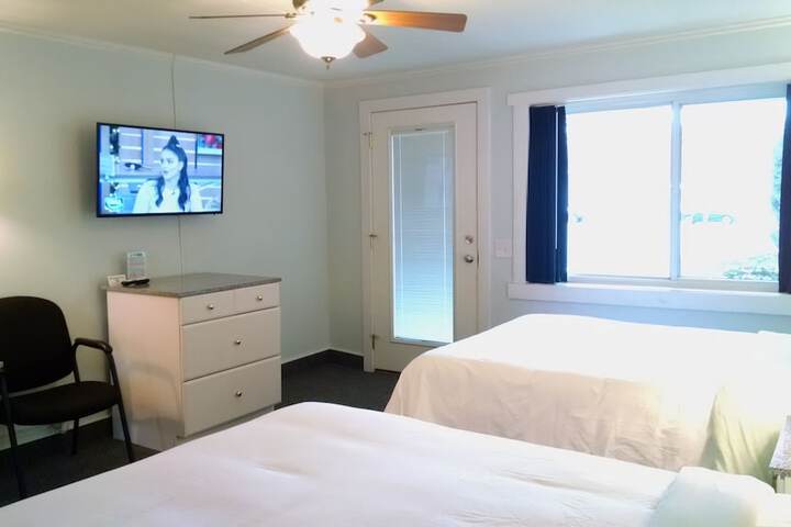 1 Queen Bed (5 of 8)