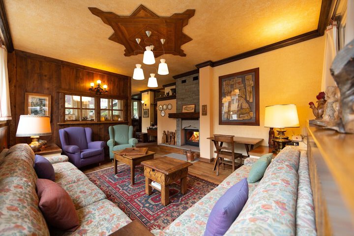 Lounge 51 of 63