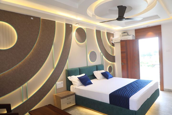Room 12 of 37