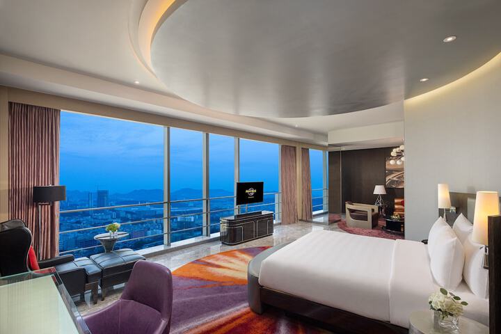 Room 14 of 90
