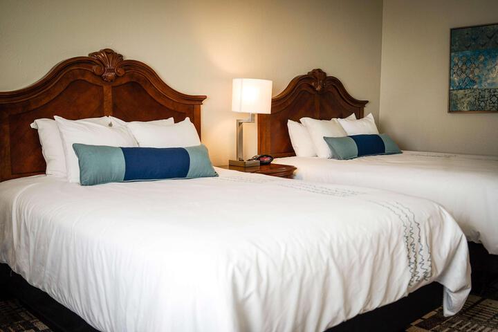 2 Queen Beds Microwave and Refrigerator WiFi Full Breakfast (12 of 17)