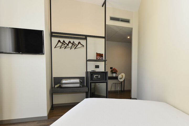 Room 32 of 102