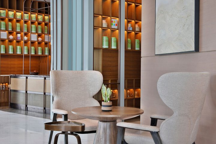 Lounge 106 of 120