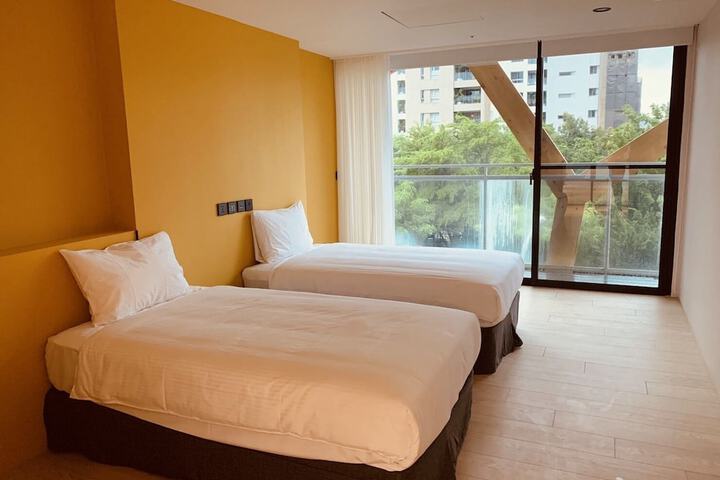 Room 4 of 28