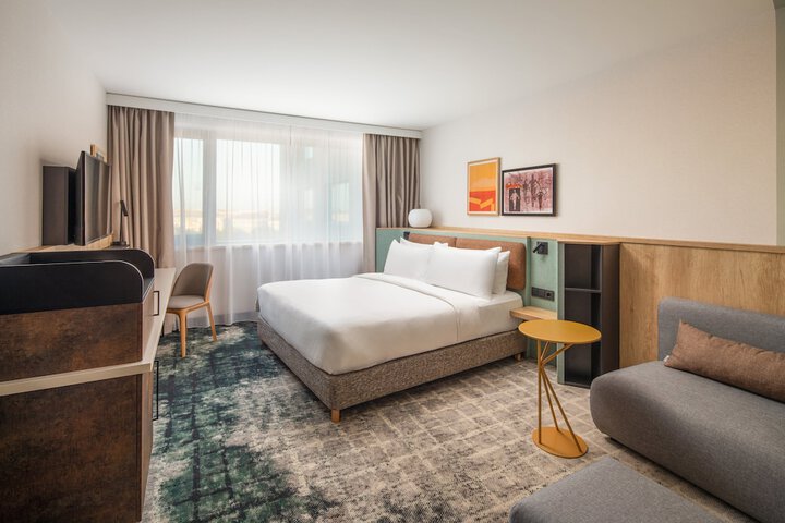 Room 32 of 97