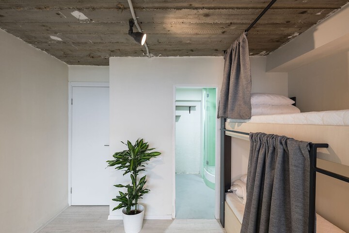 Room 33 of 60