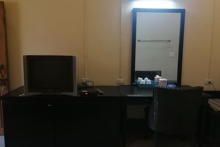 Room 11 of 32