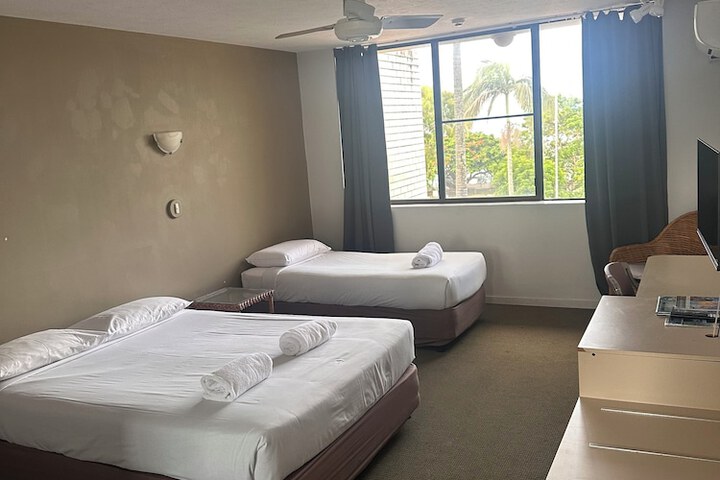 Room 5 of 10