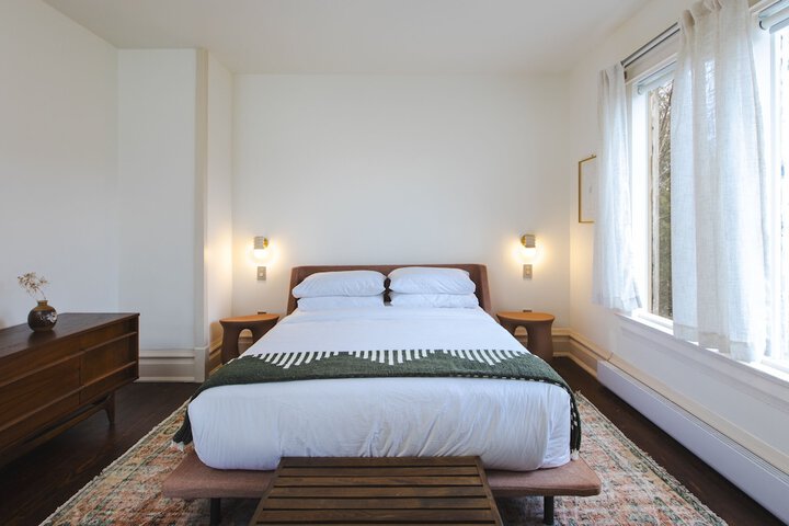 1 Queen Bed (31 of 38)