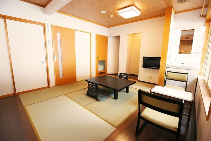 Room 6 of 28