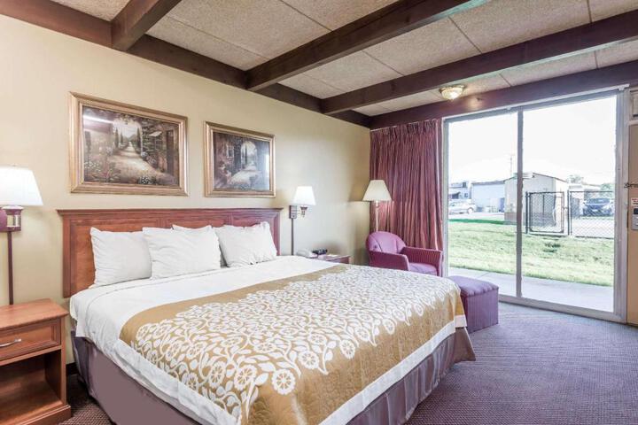 1 King Bed (3 of 6)