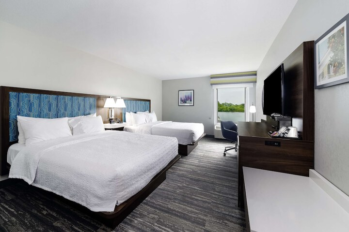 2 Queen Beds (2 of 9)