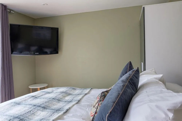 Room 4 of 5
