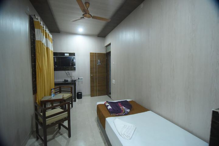 Room 9 of 16