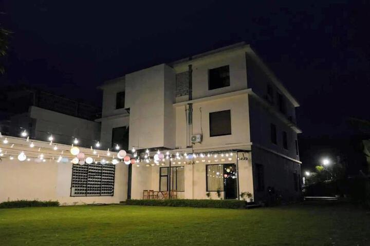 THE MONARCH HOTEL