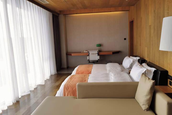 Room 7 of 63