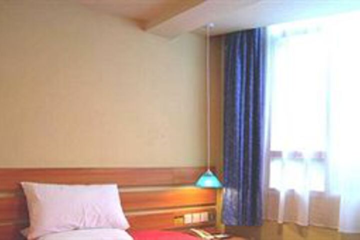Room 8 of 10
