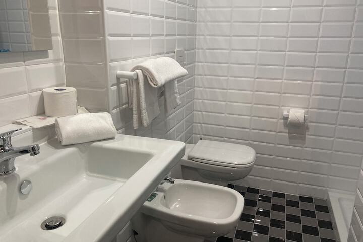 Room 33 of 42