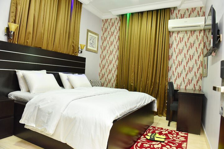 Room 14 of 28