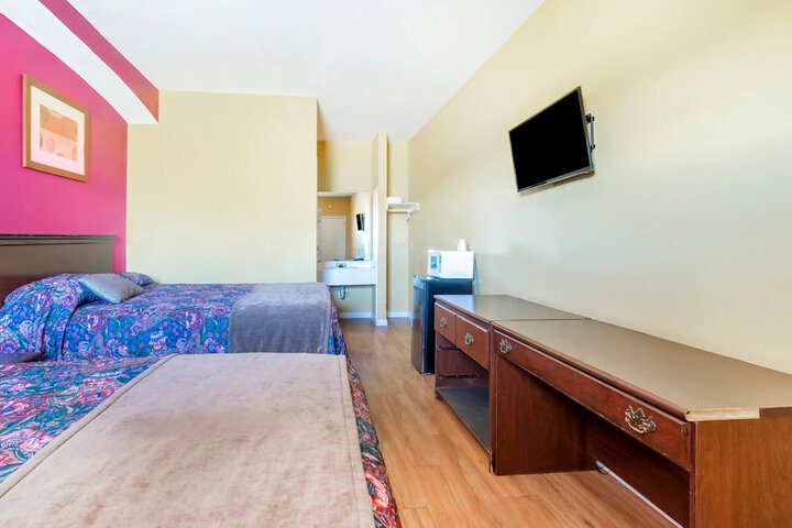 2 Queen Beds (2 of 7)