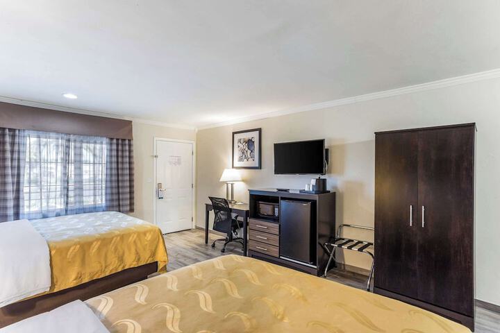 2 Queen Beds (21 of 27)