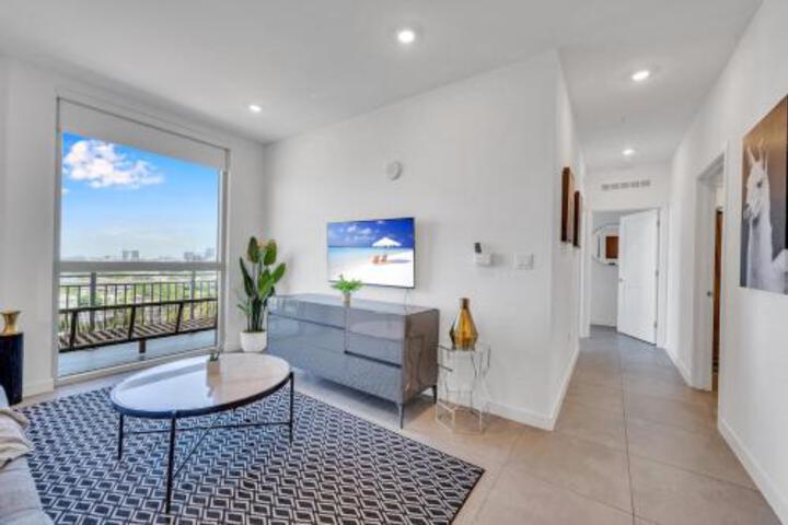 Modern 2 Bed Mins from Brickell With Free Parking in Miami, FL