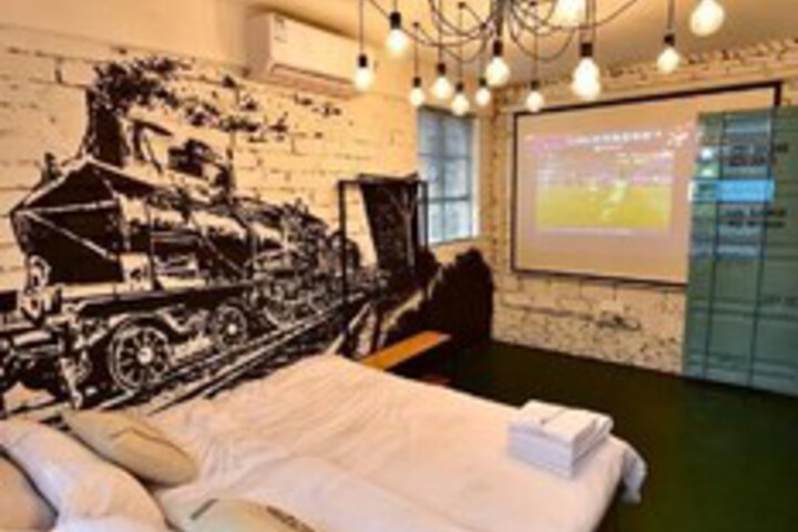 Room 9 of 14