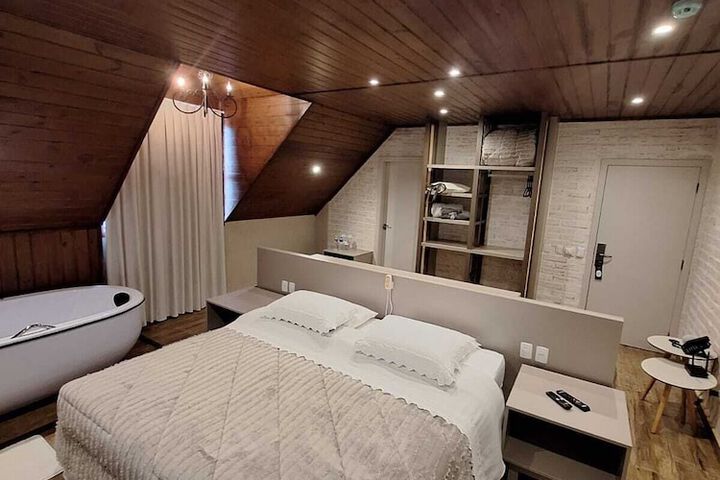 Room 27 of 82
