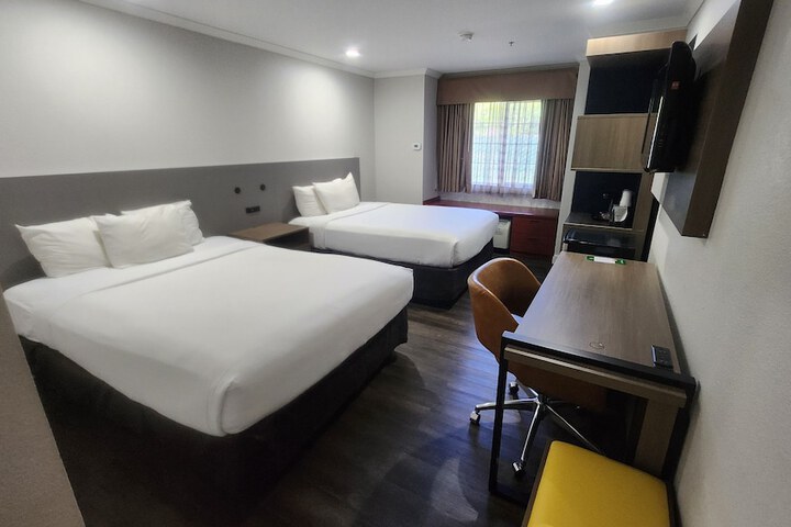 1 Queen Bed Accessible (7 of 15)