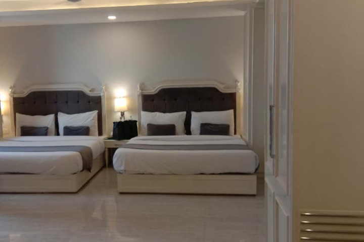 Room 12 of 16