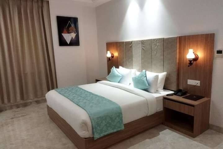 Room 9 of 16