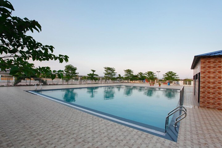 Pool 15 of 33