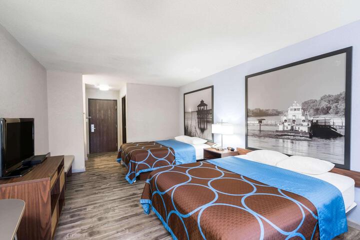 1 Queen Bed (7 of 12)