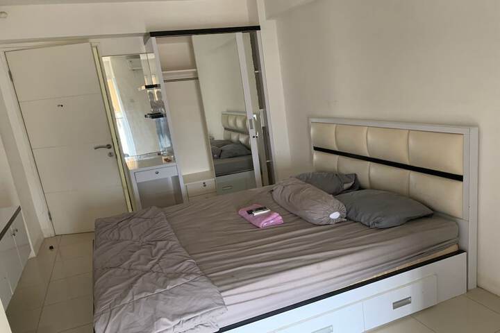 Room 6 of 16