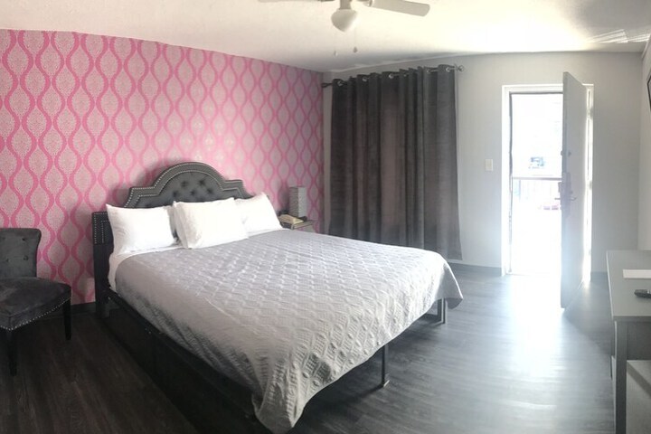 Room 11 of 77