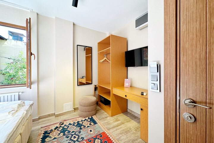 Room 17 of 99