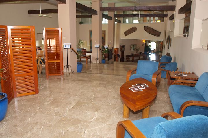 Lounge 30 of 50