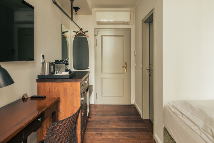Room 21 of 33