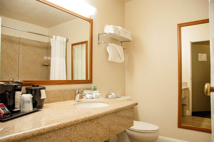 1 Queen Bed Coffee Maker Refrigerator Full Breakfast (4 of 8)