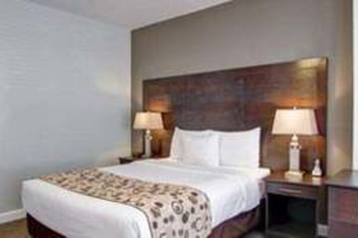 Hotel Oshawa Downtown