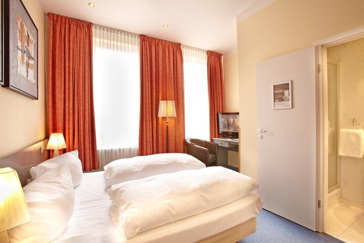 Room 8 of 32