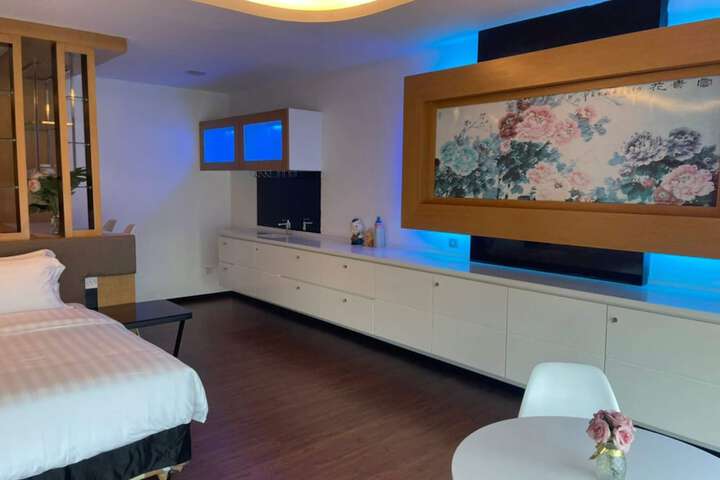 Room 6 of 80