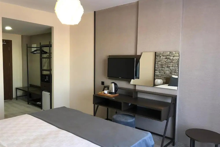 Room 4 of 6
